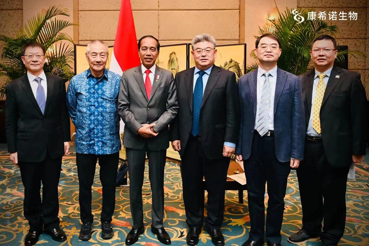 印尼总统佐科（左三）在成都会见康希诺生物董事长宇学峰（右三）.jpg